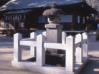 写真　寛保治水碑（奥は鷲宮神社本殿）