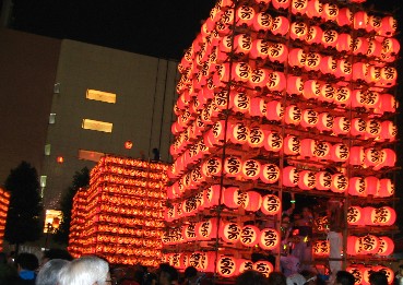 提燈祭り夜の様子（駅前ロータリー）